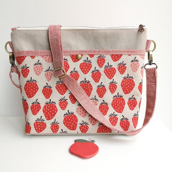 Imagen de producto: https://tienda.costuradiccion.com/img/articulos/secundarias14700-tela-cottonsteel-queen-of-berries-loneta-medio-metro-1.jpg